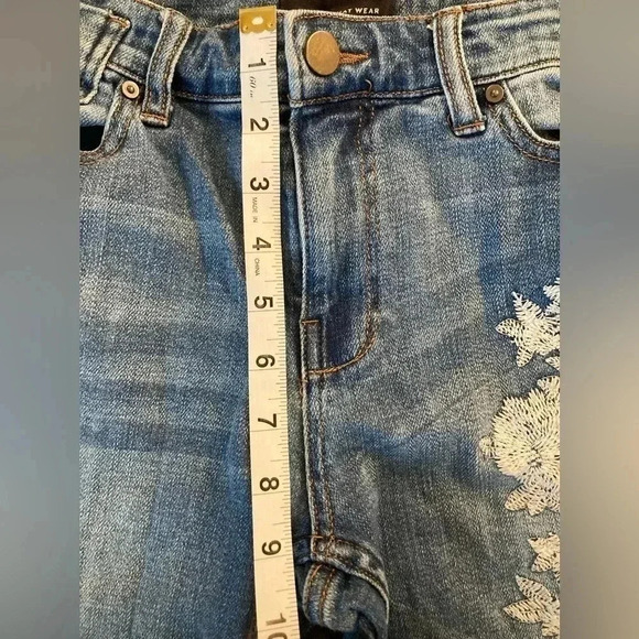 Who What Wear Jeans Embroidered Capri Crop Jeans Women’s 4 Medium Wash Vintage - Picture 12 of 13